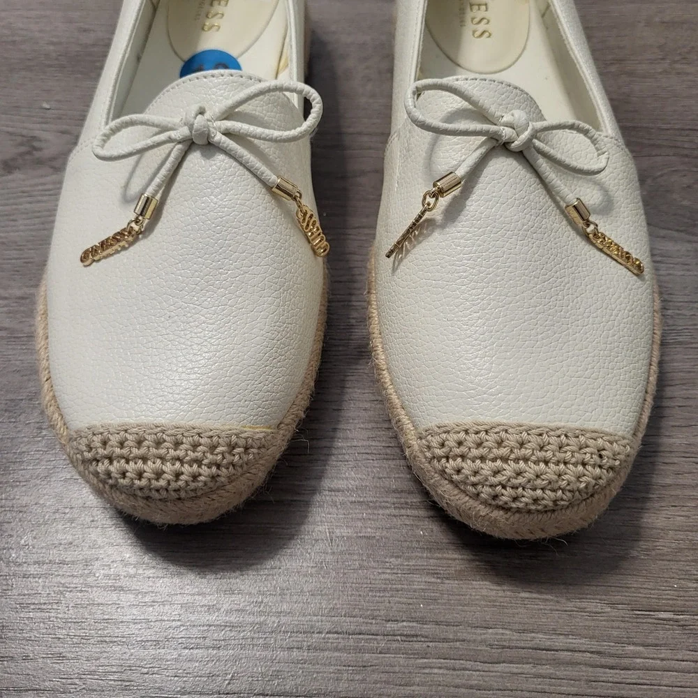 Guess Los Angeles Womens White Pebbled Espadrille Flats Bow Gold Logo Size 10